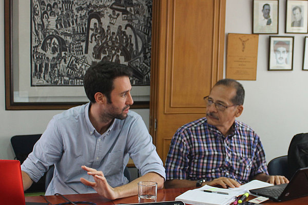 Nicola Dongiovanni und Luis Montero Escobar tauschten sich beim Koordinationstreffen des Nationalen Netzwerks für Demokratie und Frieden (Red Nacional en Democracia y Paz) in Bogotá 2018 aus. 