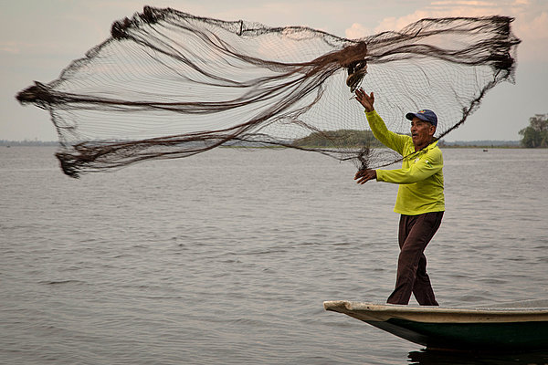 Jesus Jurado beim Fischen im Sumpfgebiet von Paredes. Die Familie lebt vom Fischfang und sorgt sich um die Folgen des Frackings für die Gewässer.