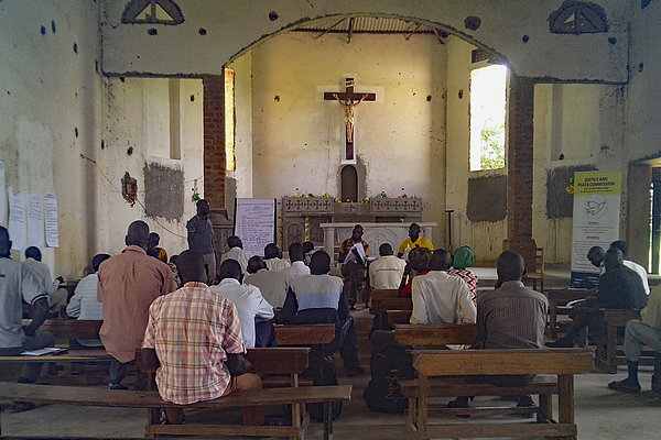 Die Justice and Peace Commission nutzt vor allem Mediation, wie hier in einer Kirche, um gewaltsamen Land- und Ressourcenkonflikten vorzubeugen. Mediation ist in der Region kulturell und sozial tief verankert und wird eher als der Weg über Gerichte eingesetzt.