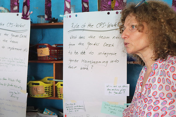 Planungsworkshop in Liberia: Zusammen mit den Mitarbeiter*Innen der Partner-
organisation YCWL bespricht ZFD-Koordinatorin Marion Koerbel, welche Rolle und Aufgaben die ZFD-Fachkraft übernehmen soll.