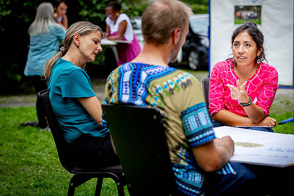 Claudia Luzar (links), ehemalige Fachkraft in Kolumbien und Noelia Crespo Calatayud, ehemalige Süd-Nord-Fachkraft des AGIAMONDO-Weltdienst-Programms im Bistum Hildesheim, im Gespräch mit einer weiteren Fachkraft