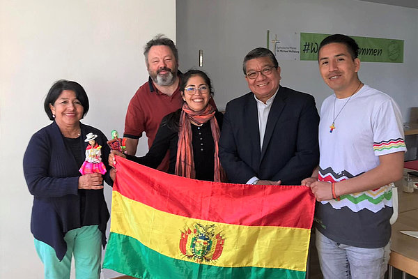 Treffen von Vertreter*innen der deutsch-bolivianischen Partnerschaften in Wolfsburg: Margartina Farfan, Norbert Batzdorfer, Noelia Crespo, Bischof Aurelio Pesoa und Roger Rocha Torrico (v. lks.)