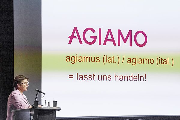 ‎AGEH wird zu AGIAMONDO: Geschäftsführerin Dr. Claudia Lücking-Michel erläutert die ‎Bedeutung des neuen Namens