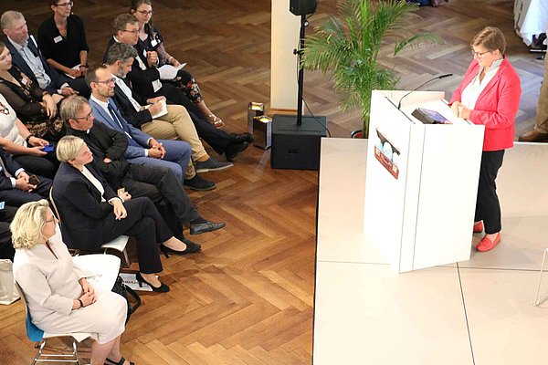AGIAMONDO-Geschäftsführerin Dr. Claudia Lücking-Michel bei der Begrüßung