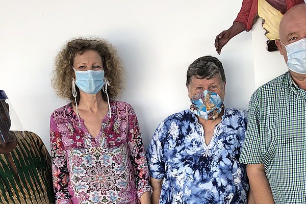 2020 - Vorbereitungstreffen für den Weltfriedenstag: (v.l.n.r.) Professor T. Debey Sayndee, Universität Liberia; Marion Koerbel, ZFD-Koordinatorin Liberia; Dr. Sr. Barbara Brillant, Universität Liberia; Manfred Rink, AGIAMONDO-Fachkraft.