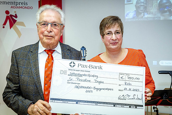 Michaela Adelkamp und ihr Vater Heinz-Jürgen Adelkamp nahmen den Preis für Sr. Pascaline entgegen.