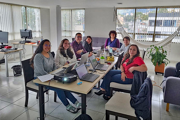 Das Caritas-Büro liegt im Zentrum von Bogotá. In regelmäßigen Teamsitzungen tauschen sich die Kolleg*innen über laufende und geplante Projekte aus.