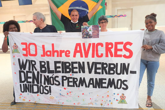 Präsidentin Maria Martiliana Rodrigues Neta, Verwaltungsleiter Leandro Santo, Schwester Elizete Negreiro da Silva und Maria Fernanda (von links) von AVICRES Brasilien, begrüßten im Herbst 2022 eine Gruppe von AVICRES Deutschland, auch der Gründer Johannes Niggemeier (2. von links) ist dabei.