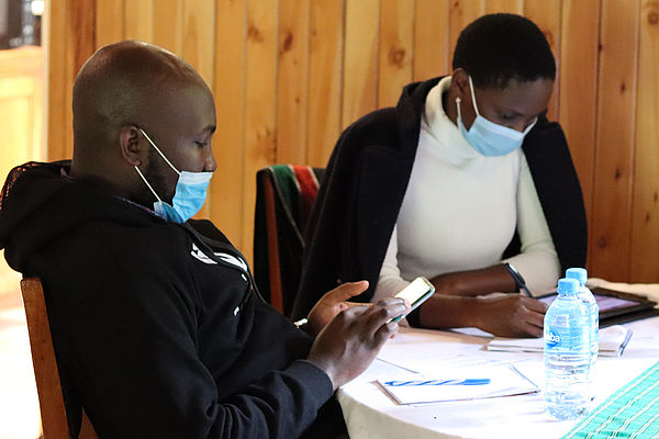 Dennis Chisaka und Violet Nyabonyi beim Factchecking-Training mit Africa Check in Nairobi (von lks.) 