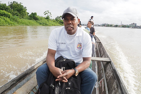 In Quibdó setzt sich Luis Carlos Hinojosa für den Erhalt und Schutz der bedrohten Flussregion am Río Atrato ein.