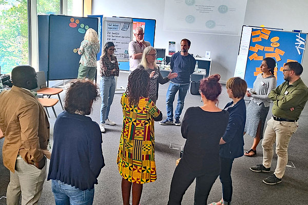 Austausch der Teilnehmer*innen zu einem Workshop im Rahmen der Sommertagung.