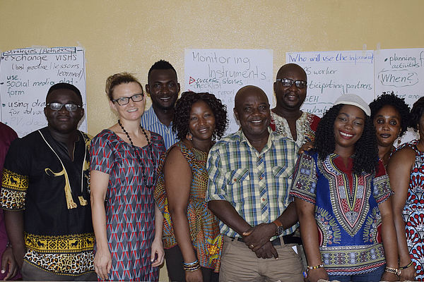 Viele zivilgesellschaftliche Organisationen in Sierra Leone setzen sich seit Jahren für konsequentere Gewaltprävention und den Schutz von Frauen und Kindern ‎ein. Sibylle Dirren berät sie dazu, wie sie sich für ihre Anliegen wirksam Gehör verschaffen können.‎