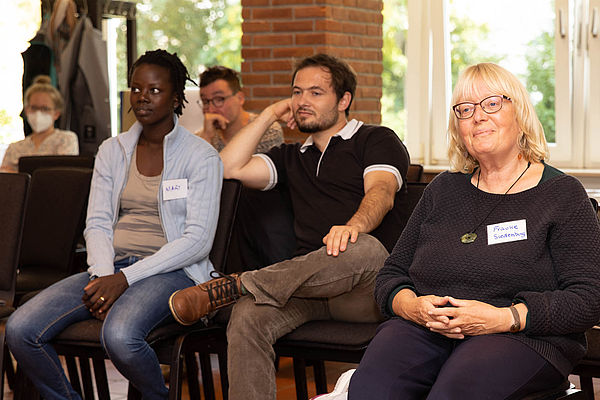 Frauke Siedenburg, ehemalige Fachkraft mit Florian Schöpperle (Referent bei AGIAMONDO) und Mary Apus-Schöpperle (von rechts) 