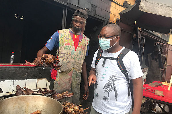 Essen am Grillstand eines Bekannten auf dem Markt.