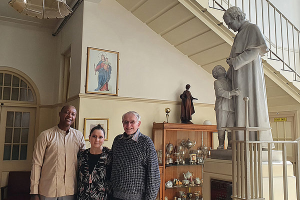 Pater Patrick Naughton, Jo da Silva und Désiré Nzisabira treffen sich im Salesianerhaus in Kapstadt (von rechts).
