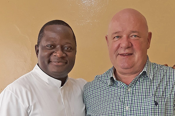 Reverend Fr. P. Sumo-Varfee Molubah (links) und ZFD-Fachkraft Manfred Rink 