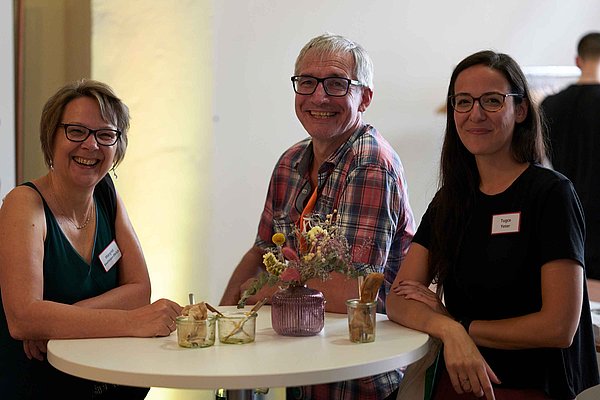 Zurückgekehrte Fachkräfte und Vertreter*innen der Entsendeorganisationen im Gespräch