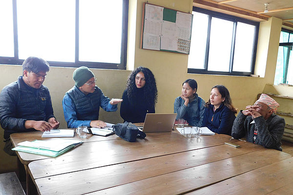 Abishek Thapa und Hakimeh Yagootkar im Gespräch mit Partnernetzwerk-Vertreter*innen