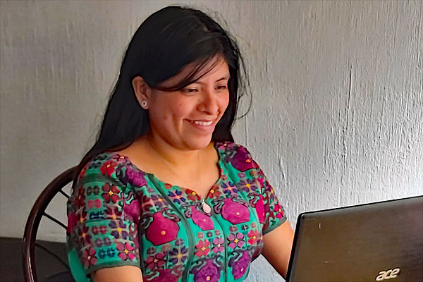 Sozialarbeiterin Verónica Pérez koordiniert die Arbeit mit Jugendlichen und führt Seminare durch.