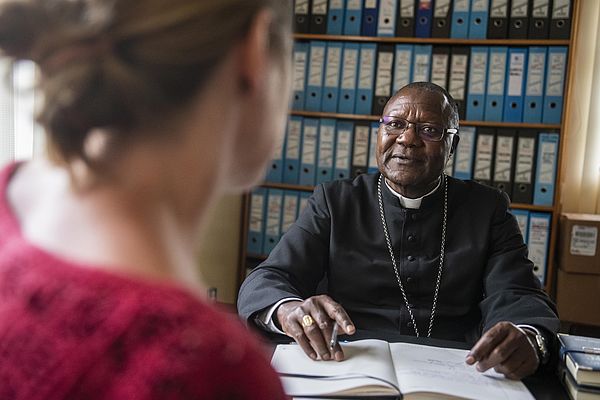 Bei Bischof John Oballa Owaa.‎
