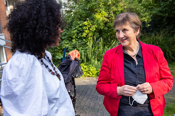AGIAMONDO-Geschäftsführerin Claudia Lücking-Michel (rechts)