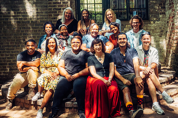 Das Team des Butterfly Art Projects 2023 vor dem Atelier im Montebello Design Centre in Newlands/Kapstadt.