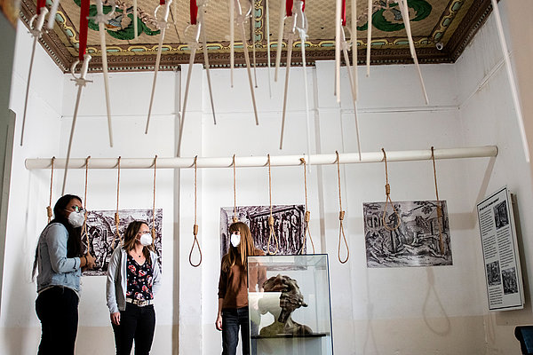 Im Casa de la Memoria in Guatemala-Stadt erarbeiten ZFD-Fachkräfte mit Kolleg*innen des Erinnerungsmuseums Konzepte und Veranstaltungen, die das Gewaltkontinuum reflektieren und Phasen des Widerstands beleuchten.