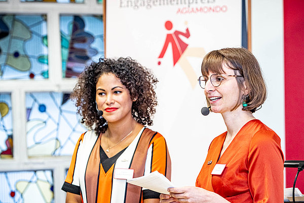 Clara Braungart und Francia Cordero Brinkmann moderierten die Veranstaltung zur Preisverleihung (von rechts).