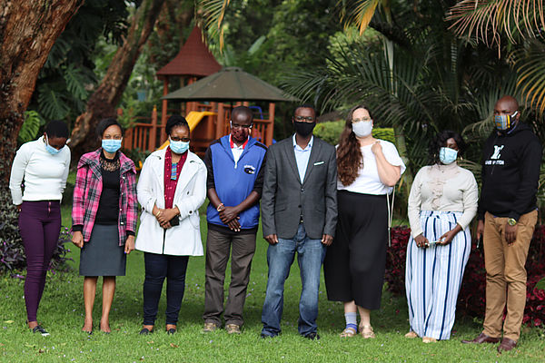 Das Team von Radio Waumini beim Factchecking-Training: Violet Nyabonyi, Anne Ndungu, Jane Mwangi, Alex Muthama, Vincent Ng’ethe (Trainer), Anne Fleischmann, Kate Odour, Dennis Chisaka  (von lks.)
