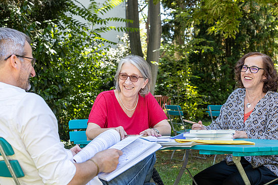  Kerstin Kude, Leiterin des Teams Personalentwicklung (Mitte), ihre Kollegin Julia Lemke und Trainer Björn Eser planen E-Learning-Formate.