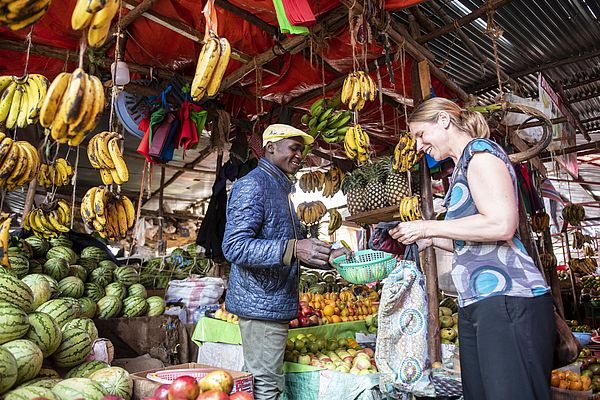 Am Obststand auf dem Markt in Ngong. ‎