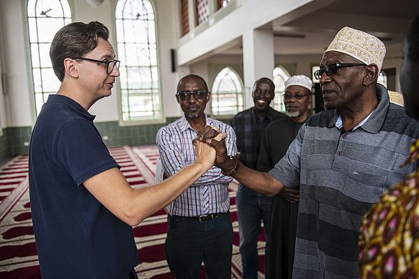 Handschlag in der Moschee
