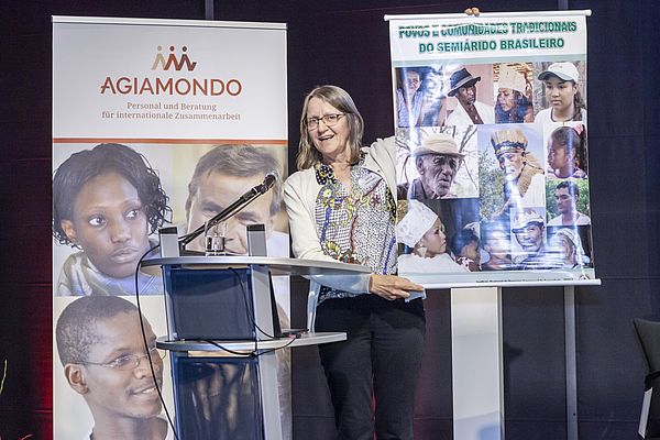 Fachkraft Maria Oberhofer bei Ihrer Dankesrede zum AGIAMONDO Engagement-Preis