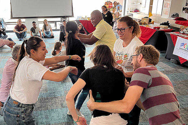 Im Workshop "Körper, Stimme und Kommunikation" "spielt" diese Gruppe nur mit Körper und Stimme eine Kaffeemaschine, die von den anderen Teilnehmer*innen erraten werden soll. So soll Kommunikation durch Körper, Gesten und Stimme gefördert werden.