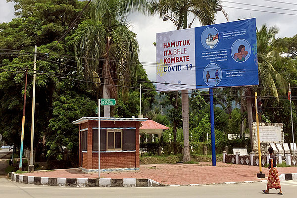 Infotafel in Dili informiert über Covid 19