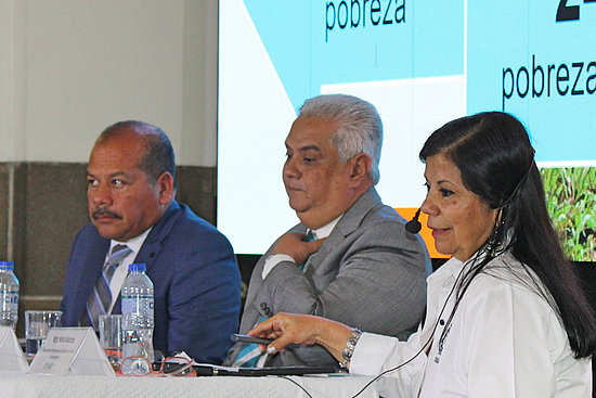 Geschäftsführer Nery Rodenas (Mitte), Ninfa Alarcón, Verantwortliche des Kinder- und  Jugendprogramms und Maynor Melgar, Leiter der Rechtsabteilung des Menschenrechtsbüros des Erzbistums von Guatemala stellen den neuen Bericht von ODHAG zur Situation von jungen Menschen in Guatemala vor.