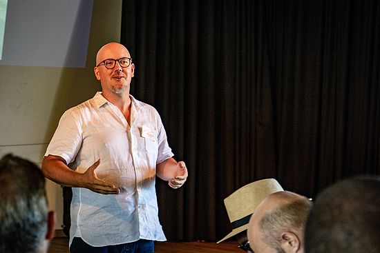 Jonas Schumacher vor der Corona-Pandemie bei einem Training für NGOs mit Masifunde-Consult