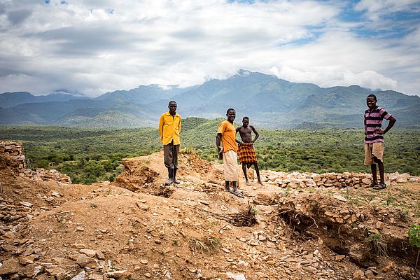 Im Bergbaugebiet Kosiroi unweit des Mount Moroto arbeiten viele Menschen unter schwersten Bedingungen in den Steinbrüchen, um sich ihr ‎Überleben zu sichern. ‎