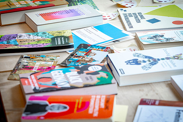 Vielfalt auf dem Büchertisch zu diversen Themen und Ländern