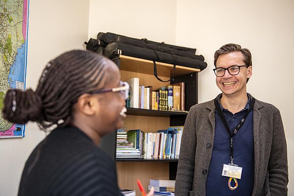 Matthias Eder und Milkah Bosibori Kiboi im Gespräch.‎