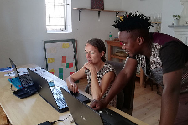 AGIAMONDO-Fachkraft Teresa Boulle und Trainee Abongile Centane entwickeln gemeinsam die Aktivitäten der Initiative weiter.