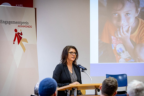 Alexandra Winand, Fundraiserin bei den Steyler Missionaren in St. Augustin, stellt das für den Preis nominierte Projekt TRUK-F vor. Die NGO unterstützt Mädchen und Frauen, die Gewalt und Diskriminierung erfahren haben.