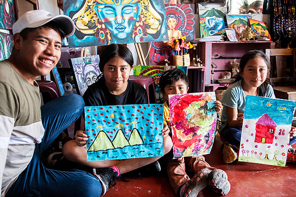 Der Künstler Israel Tio  bietet, da es in den guatemaltekischen Schulen seines Heimatortes keinen Kunstunterricht gibt, selbst Malkurse für Kinder an. 