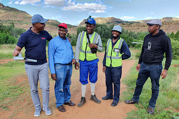 Treffen mit Auszubildenden des TVET-Zentrums (Technical Vocational Education and Training) auf dem Gelände des Berufsbildungszentrums in der Bethel-Gemeinde in Lesotho/Diözese Mohale's Hoek
