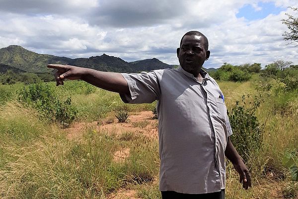 Father Victor Mwekwasize und das Cross-Border Peace-Team der Diözese Lodwar besichtigen ‎das Land für das geplante Friedensdorf.‎