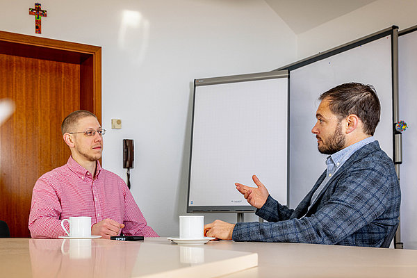 Jakob Königshof und Florian Schöpperle diskutieren in einem der Seminarräume von AGIAMONDO über eine genaue Definition von Friedenspädagogik. Die meisten friedenspädagogischen Projekte werden derzeit von Partnerorganisationen in Timor Leste und Jordanien durchgeführt.