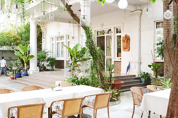 Blick auf die Außenterrasse des Bistros, hier lernen die Auszubildenden die gastronomischen Grundlagen.