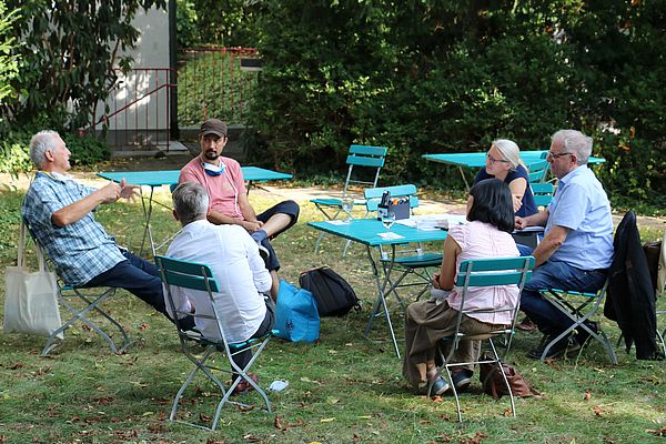 Teilnehmer diskutieren beim Workshop