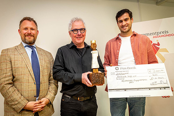 Dr. Markus Demele, der Vorstandsvorsitzende von AGIAMONDO, sowie Peter Böhm, Vorstandsvorsitzender, und Andreas Kosok, stellvertretender Vorsitzender, beide von "Handwerk hilft", mit dem Preisscheck (von links)