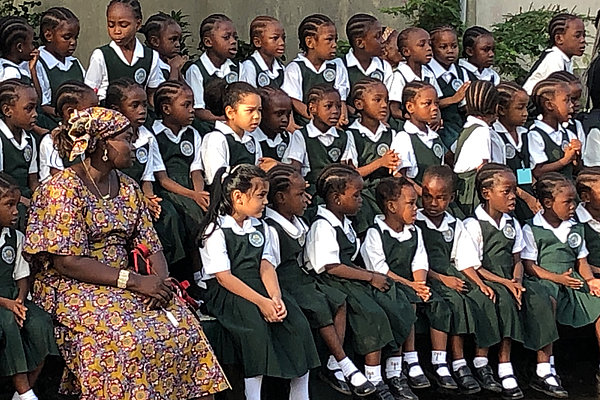 Schülerinnen mit ihren klassischen Schuluniformen in den Farben Grün und Weiß der katholischen Schulen in Liberia feiern den Tag der Heiligen Saint Isabel of France am 26. Februar in Monrovia.